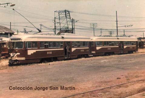 Vista de una dupla de coches electricos PCC 1503 + 1504 detenido a ordenes en Fco Lynch-Circa 1960 - Eric Clessatel/A.Reid -Coleccion Jorge San Martin