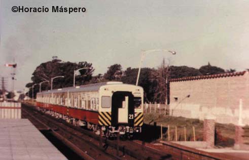 Coche electrico Japones en uno de sus tantos viajes de pruebas en la linea Circa 1974 - Horacio Maspero