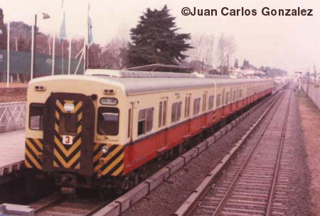 Coche electrico Japones llegando a la estacion cabecera General Lemos. Circa 1984 - Juan Carlos Gonzalez 