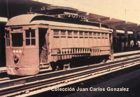 Vista de un coche ex Lacroze 444 para el servicio de mantenimiento de vias y cables detenido en la nueva estacion Lacroze - Circa 1960 -Coleccion Juan C.Gonzalez