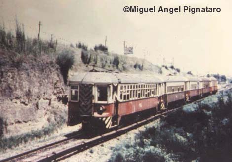 Vista de Coches electricos 3100 llegando desde Barrufaldi al cruce con la Ruta 8 - Circa 1972 - Miguel A.Pignataro.