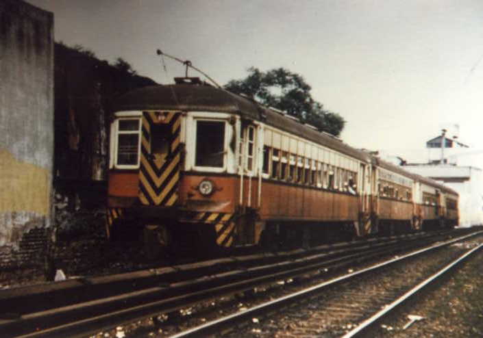 Vista de formacion de 3100 luego de haber salido de estacion La Paternal con  rumbo a P.N.Arata - Circa 1973 - Miguel A.Pignataro   