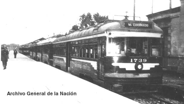 Vista de coche electrico Hollywood Car 1739 llegando a la vieja estacion Fco.Lacroze, sin puerta de comunicacion - Circa 1952 - Archivo General de la Nacion. 