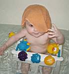 20050116_08b-EmilyHiggins-6mo_bathchair_bigbathtub-TatlowsBlackfootID-washcloth_peek-a-boo.jpg
