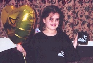 Joanna models the BRMB freebies! Photo copyright ©2003 Sue Stephenson