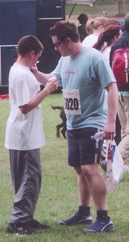 Matt signs a shirt.  Photo Copyright �2003 Sue Stephenson