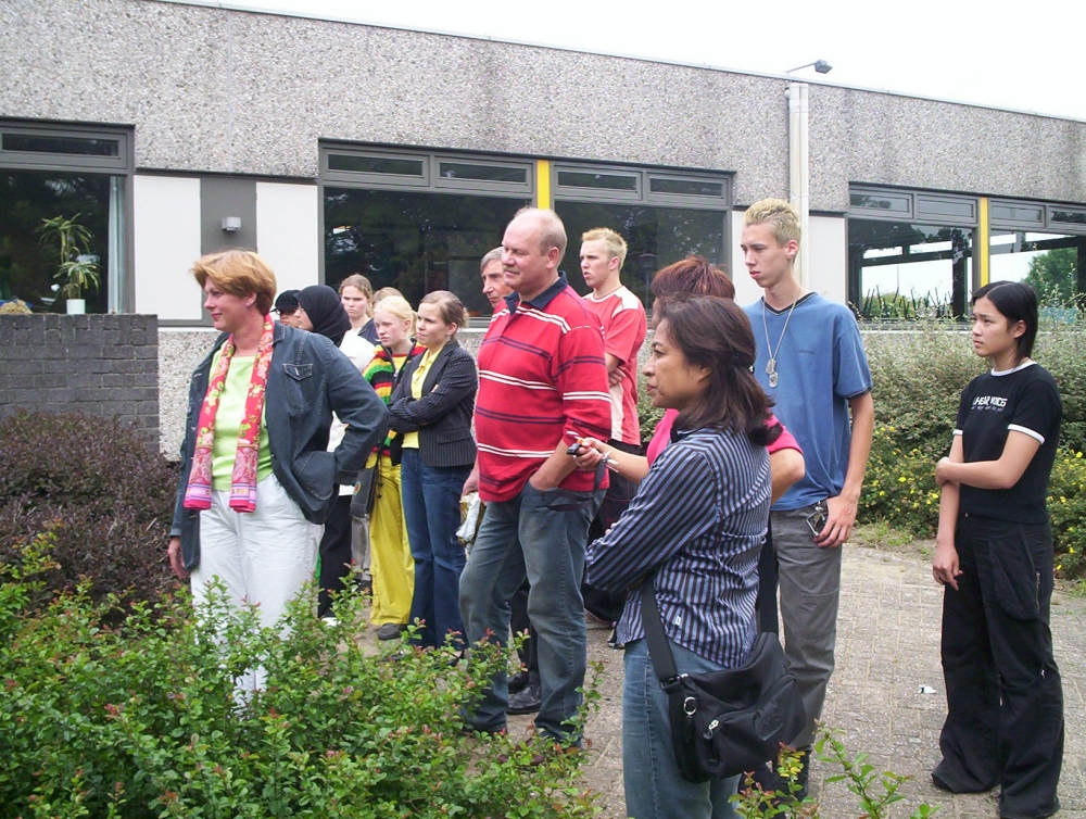22/06/04 Boom planten voor Anne: de mevrouw met het sjaaltje is Connie, de meneer met het roodgestreepte shirt is Frans: Anne's ouders.