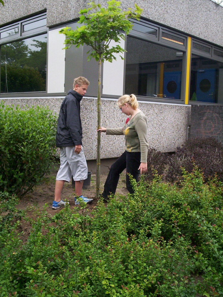 22/06/04 Koen en ik planten de boom voor Anne.