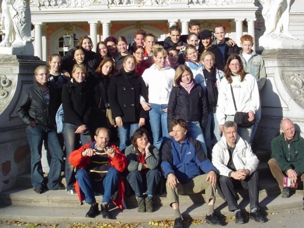 De groepsfoto uit Trier, oktober 2003!! Met de hele 5gym-groep! Ooit zal ik nog even de namen van links naar rechts opnoemen, nu zeg ik alleen dat ik de allerlinkste ben :P.