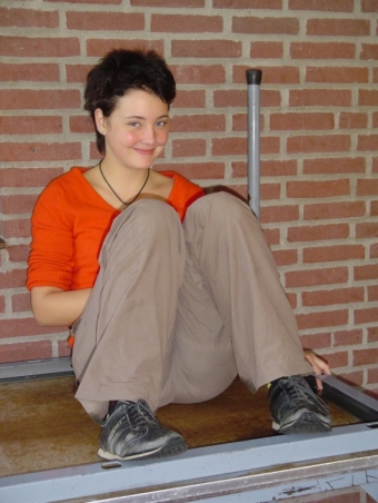 Ingrid op kamp, met geheel ander haar: het is nu felrood.