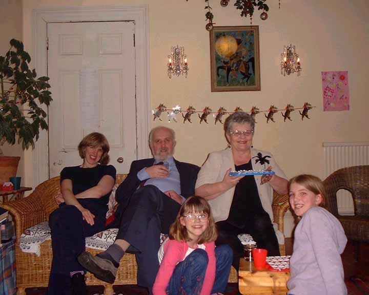 Totties_family_Christmas2002_s.JPG (40329 bytes)