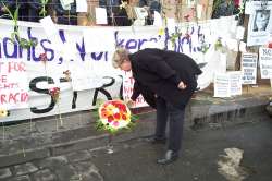 Pamela lays wreath at blockade