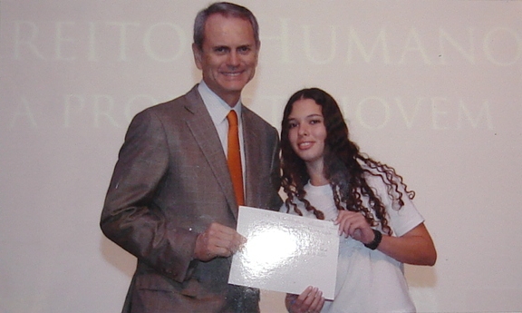 Bras&iacute;lia - O vice-governador do Distrito Federal, Paulo Ot&aacute;vio, recebe da aluna Gabriela Ladeira Meireles recomenda&ccedil;&otilde;es sugeridas por escolas p&uacute;blicas e particulares, durante solenidade em comemora&ccedil;&atilde;o ao 60&ordm; anivers&aacute;rio da Declara&ccedil;&atilde;o Universal dos Direitos Humanos e ao Dia da Organiza&ccedil;&atilde;o das Na&ccedil;&otilde;es Unidas (ONU)