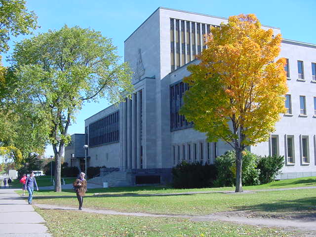 Voil� le batiment des Sciences de l'Administration o� j'�tudie.