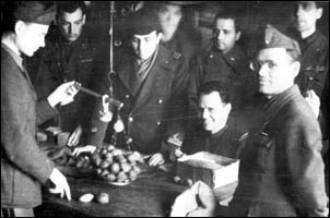 Suddivisione delle patate con bilance di fortuna nel lager di Sandbostel.