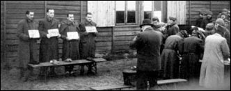 A Sandbostel i nazisti scattano le foto segnaletiche ai militari italiani.