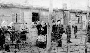 Inverno 1945 a Fallingbostel. Scrive Vialli: �Numerose famiglie di lavoratori ucraini alloggiano accanto a noi in misere baracche�.