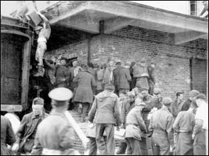 Il 18 aprile 1945 a Fallingbostel Vialli ha immortalato la �scena della grande razzia presso il raccordo ferroviario dei magazzini...