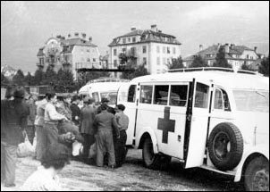 li ex internati ammalati vengono caricati su ambulanze inglesi e trasportati al treno ospedale che li aspetta alla stazione di Bergen.