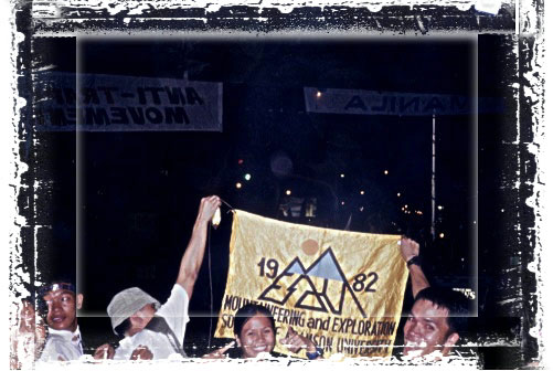 si madz yung nasa harap ng banner ng mesau at si larry yung nasa kanan