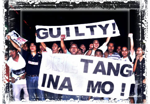 si jon yung second to the right... ang nakasulat sa banner ay "oretang ina mo!"