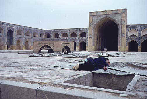 iran5.jpg (71575 bytes)