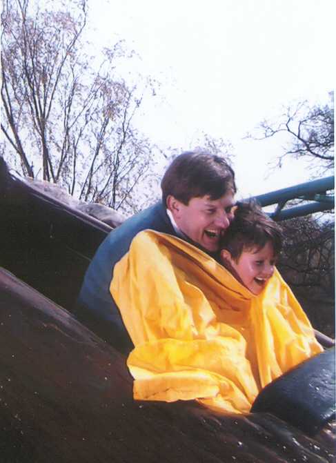 Maarten en Papa in de log-ride