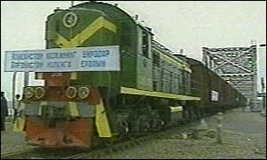 Primer tren de ayuda que arriba a Afganist�n (Foto cortes�a BBC News)