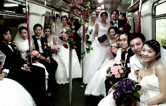 M�ltiple casamiento en el Metro de Hong Kong.