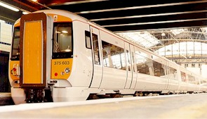 Los trenes Electrostar reemplazar�n a los viejos coches con puerta hacia afuera. (Foto: Bombardier)