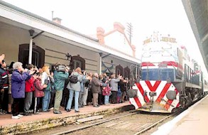 Numeroso p�blico se dio cita en la estaci�n de General Pico para recibir al tren. (Foto: Cortes�a Diario La Arena, Sta. Rosa)
