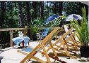 Amplia terraza en madera contruida en la parte trasera de la casa, lugar para tomar el sol en la ma�ana mientras desayuna
