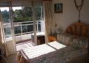 Amplio dormitorio con cama matrimonial , placares,y salida directa al balcon del edificio