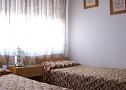 Este dormitorio posee dos camas, amplios placares y esta muy bien iluminado