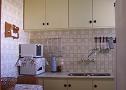 Cocina completamente equipada con varios electrodomesticos entre ellos Heladera con freser, micro-ondas, horno helectrico etc