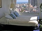 Departamento punta del este. Este es un tercer dormitorio que esta ubicado a un lado de la sala, Cuando funciona como dormitorio se cierra una puerta corrediza y se abre un sofa cama de 2 plazas, tambien puede quedar formando parte de la sala y es un sofa cama con vista al mar