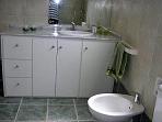 Amplio ba�o con ducha y su propio calentaor de agua.