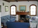 Sala- comedor.estufa a le�a comodos sofa, amplios ventanales,acojedor ambiente