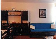 Sofa cama en la sala para dormir otra persona