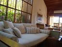 Alojamiento en Punta del Este. Casa en Parada 14 de la playa brava, a 50m del mar. Perfecta, 3 dormitorios en suite m�s un 4� dormitorio o servicio, aire acondicionado, vista al mar. Piscina climatizada, barbacoa-parrillero, garaje cerrado o playroom ,opcion�mucama.