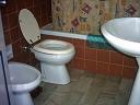 Baño 1con bañera. Este departamento tiene 2 baños, el otro es con ducha