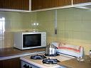 Cocina equipada con heladera, cocina con horno, microondas etc