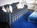 Sofa cama en la amplia sala. este se sofa se convierte en 2 camas pequeñas para otras 2 personas