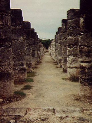 Hall of columns at Chich�n Itz�