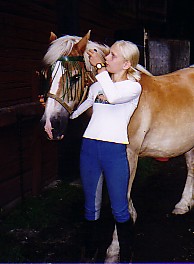 Malin och h�sten Flingan p� ridl�ger sommaren 2002