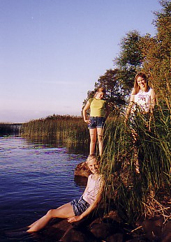 Jag (n�rmast kameran), Sofie (mitten) och Louise (l�ngst bort) poserar i Mariestad sommaren 2002