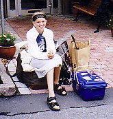 Jag utanf�r min port strax innan jag ska �ka till ridl�gret sommaren 2002