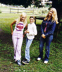 Malin (v�nster), jag (mitten) och Emma (h�ger) p� ridl�gret sommaren 2002