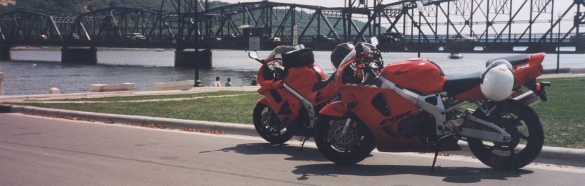 Bikes by bridge.jpg (52332 bytes)