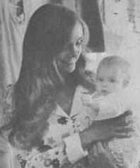 SAMANTHA HOLDING AMI BLUEBELL DOLENZ